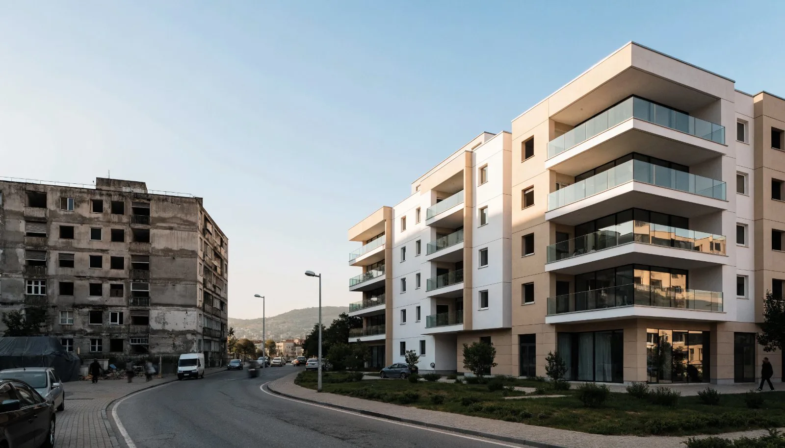 Kentsel dönüşümle yenilenen modern konut binası ve yıkım bekleyen eski yapı